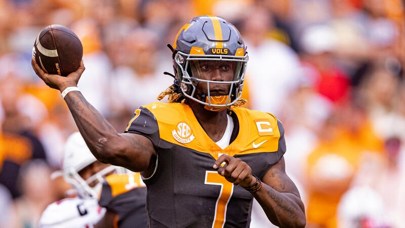 Tennessee quarterback Joe Milton III (7) throws to a receiver during the first half of an NCAA...